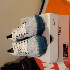 Nike Air Vapormax Flyknit 3, size 11 white, blue and red Nike symbol